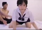 邻居的温柔小妹子用缝缝换iPhone她玩新手机我玩她的屄